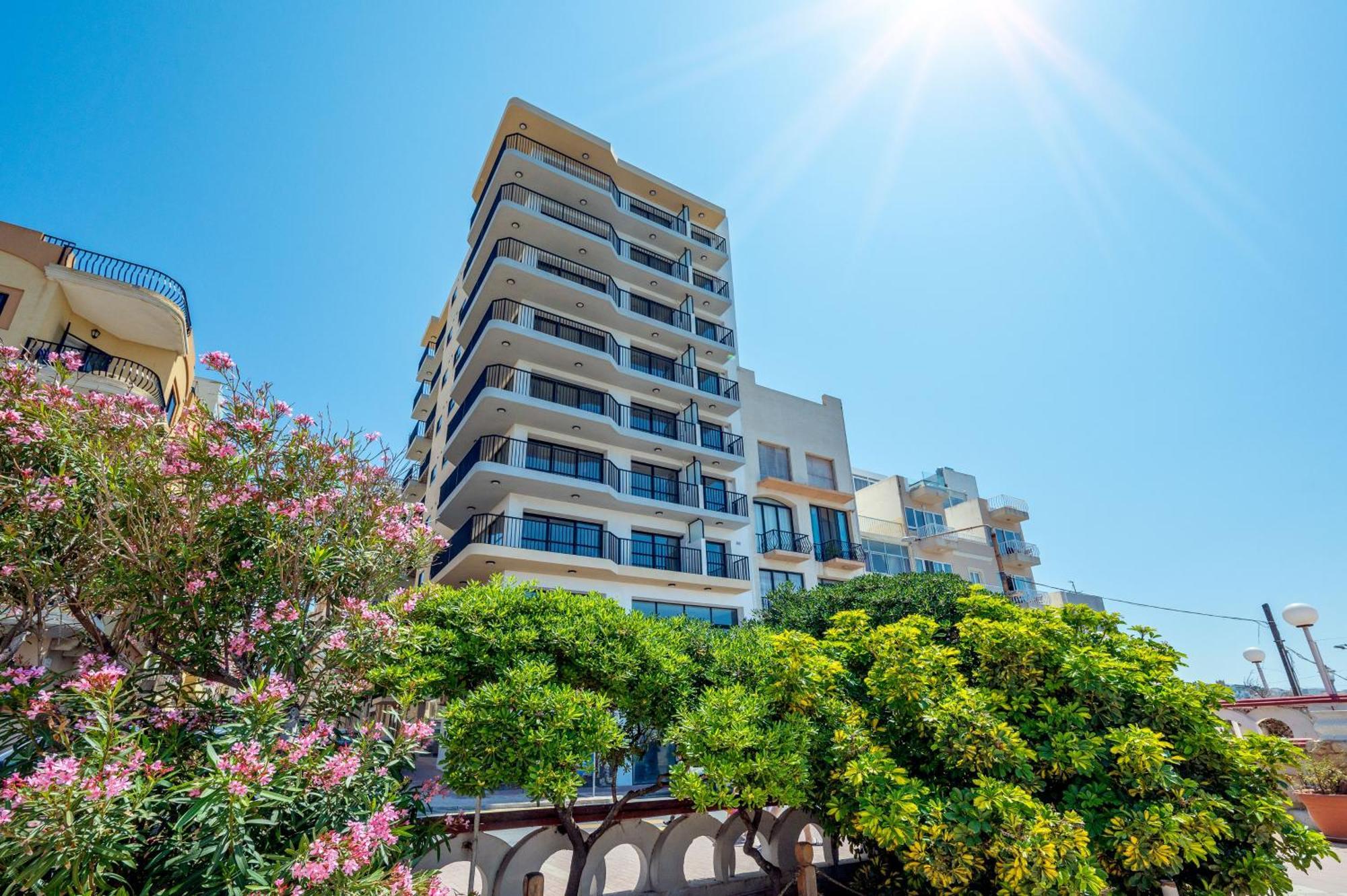 Islet Promenade Seafront Apartment With Large Corner Terrace By Getawaysmalta St. Paul's Bay Exterior photo
